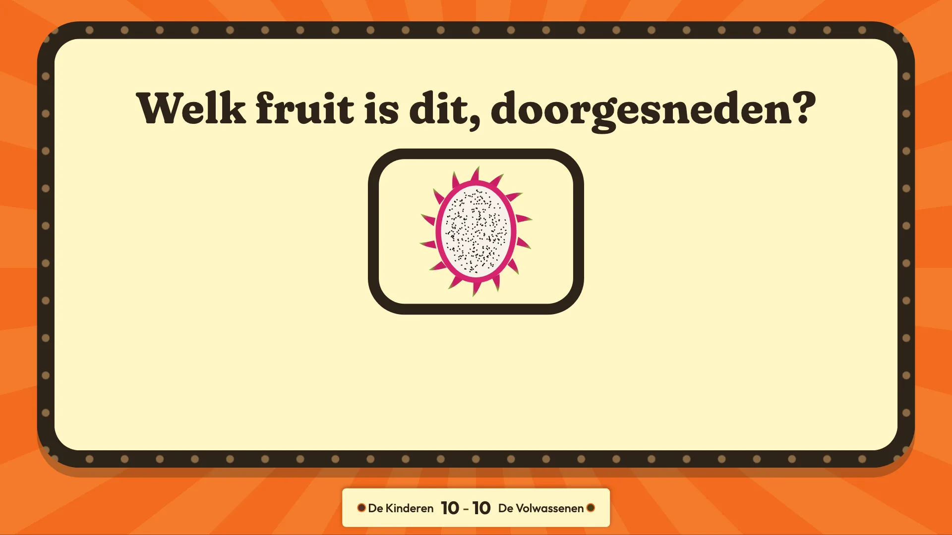 De tv vraagt welk fruit dit is: roze schil, wit vruchtvlees en zwarte pitjes, nog zonder antwoord.