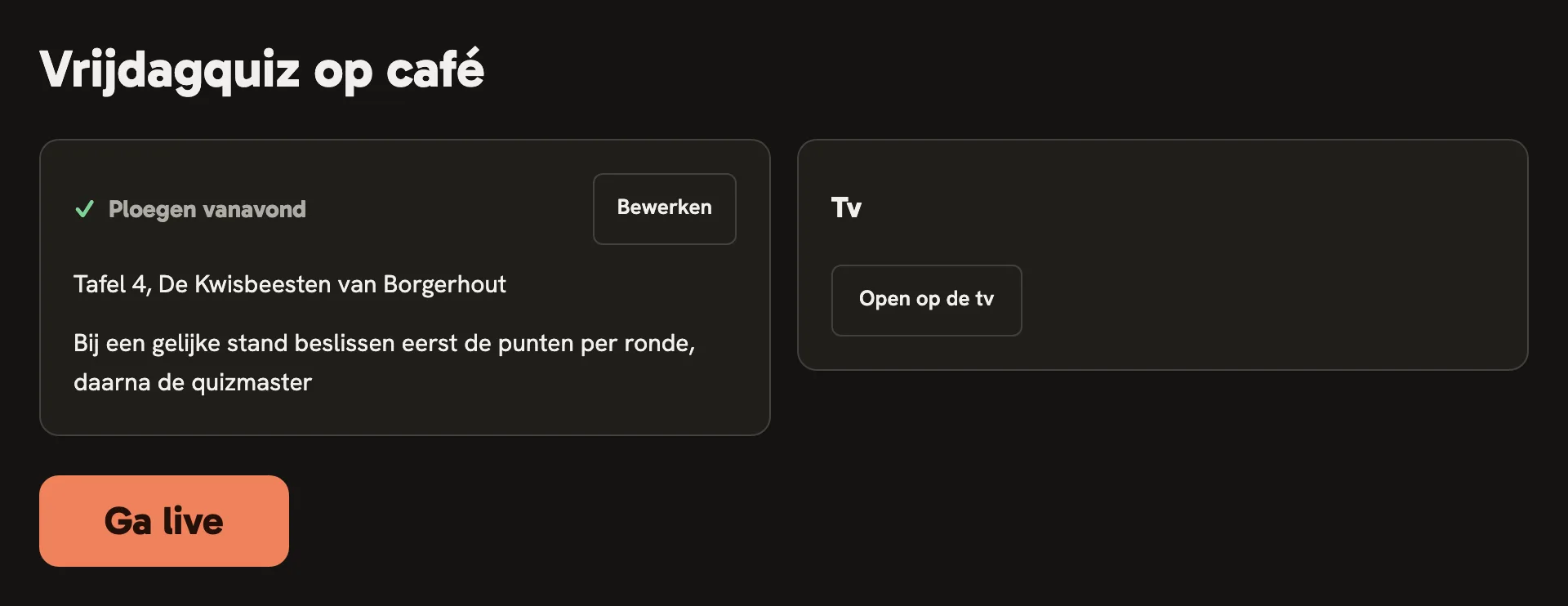Voor de start staan de twee ploegen van de Vrijdagquiz op café klaar. De quizmaster drukt op Open op de tv en dan op Ga live.