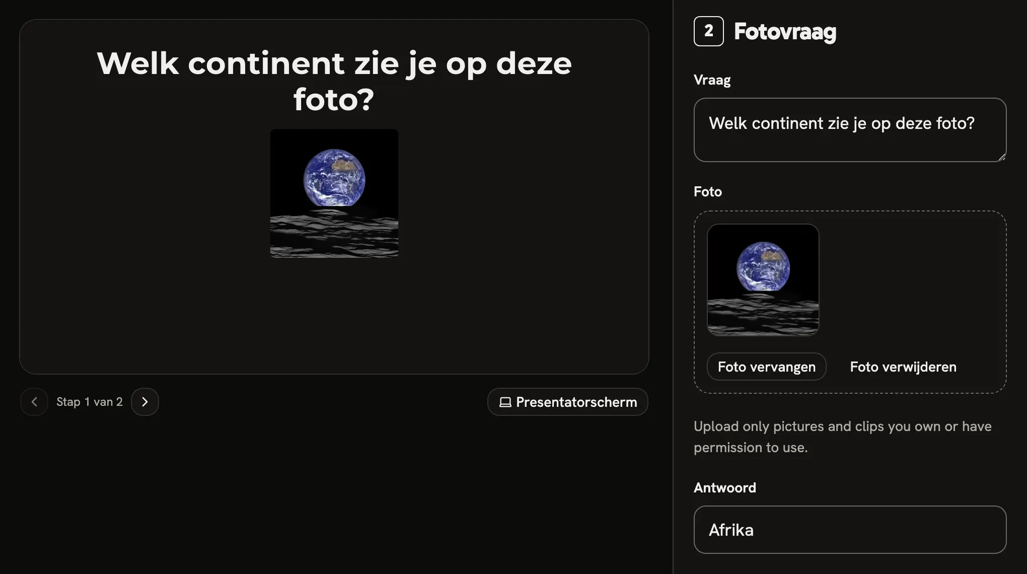 De quizmaster maakt een fotovraag: welk continent zie je op deze foto? Op de foto komt de aarde op boven de maan, en het antwoord is Afrika. Ernaast zie je hoe de vraag op de tv komt.